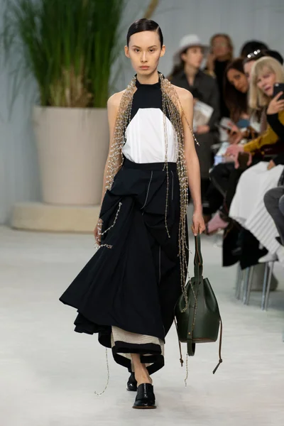 Look 16